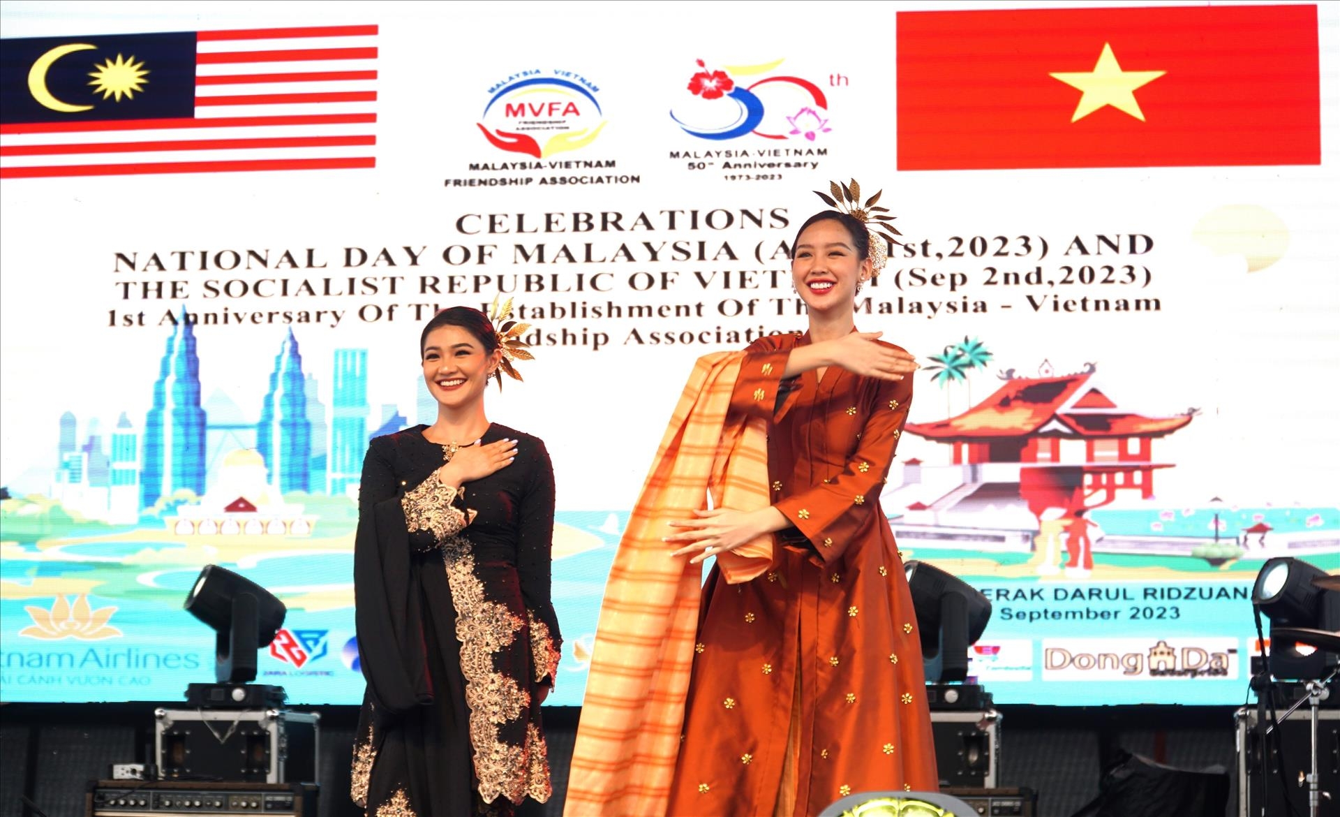 8月30日至9月2日，马来西亚越南友好协会参加了在霹雳州怡保举行的“叁巴酱之味”展览会。越南展位的特色菜肴众多，吸引了众多旅马越南人和国际友人的光临和享用。此次活动也是一个文化交流聚会场所，有30名越南侨民带来许多音乐舞蹈表演和奥黛表演，越南、马来西亚洲际小姐黎阮宝玉和Lindsey Yap也参加了该活动。两位小姐共舞，展现了两国的和谐与文化之美。