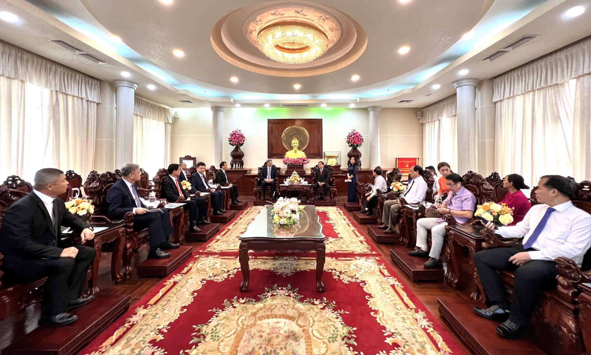 芹苴市领导会见了以魏华祥总领事为首的中国驻胡志明市总领事馆代表团。
