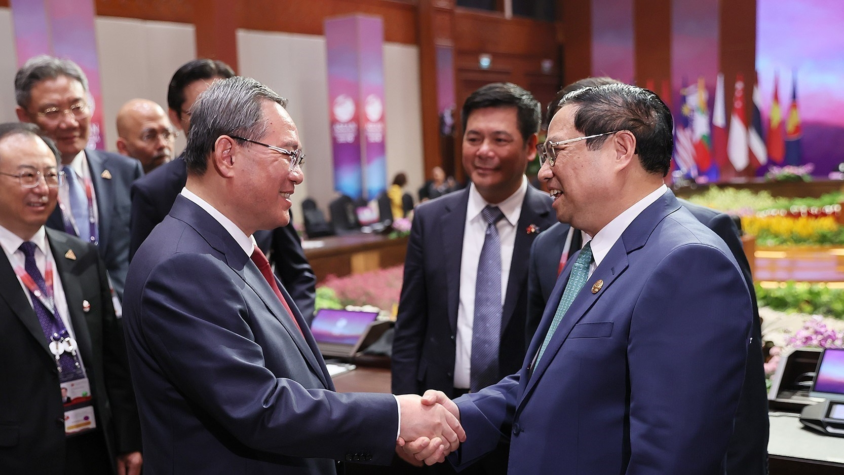 越南政府总理范明政会见中国国务院总理李强。