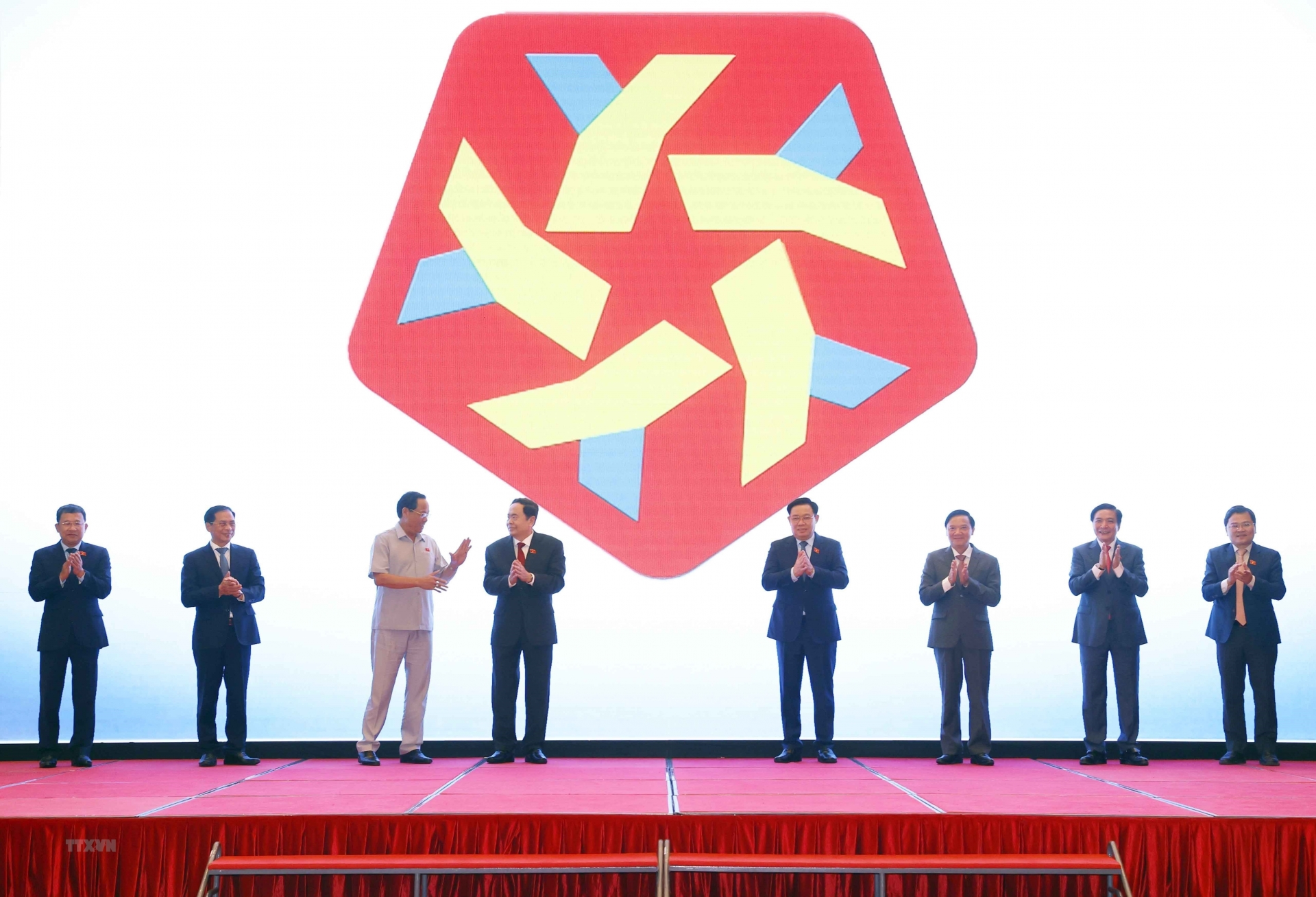 越南国会主席王廷惠出席第九届全球青年议员大会品牌标识发布仪式。