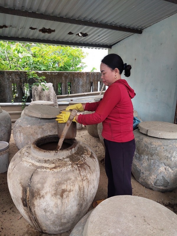 五十岁的阮氏回家有一个约30平方米的酿造区，里面有20个大罐子，每个罐子容量约100升。