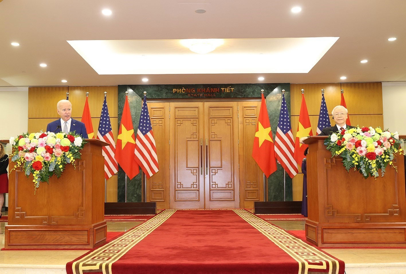 越共中央总书记阮富仲与美国总统小约瑟夫·罗宾内特·拜登举行联合记者会，公布会谈结果。
