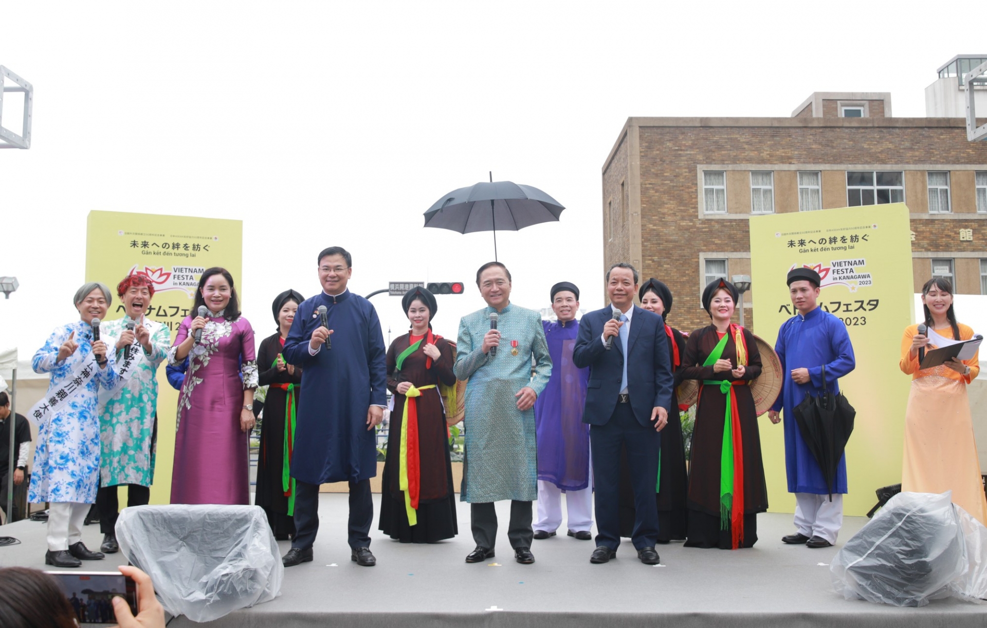 双方代表出席越南文化旅游节开幕式。