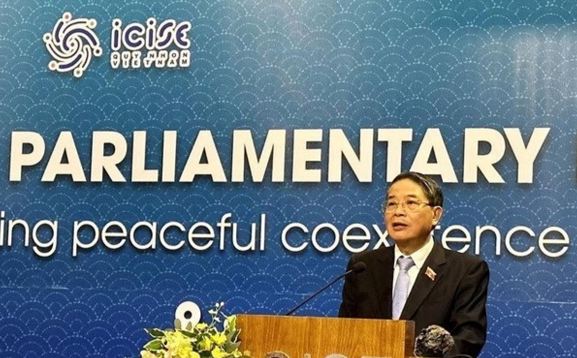 越南国会副主席阮德海会发表讲话。