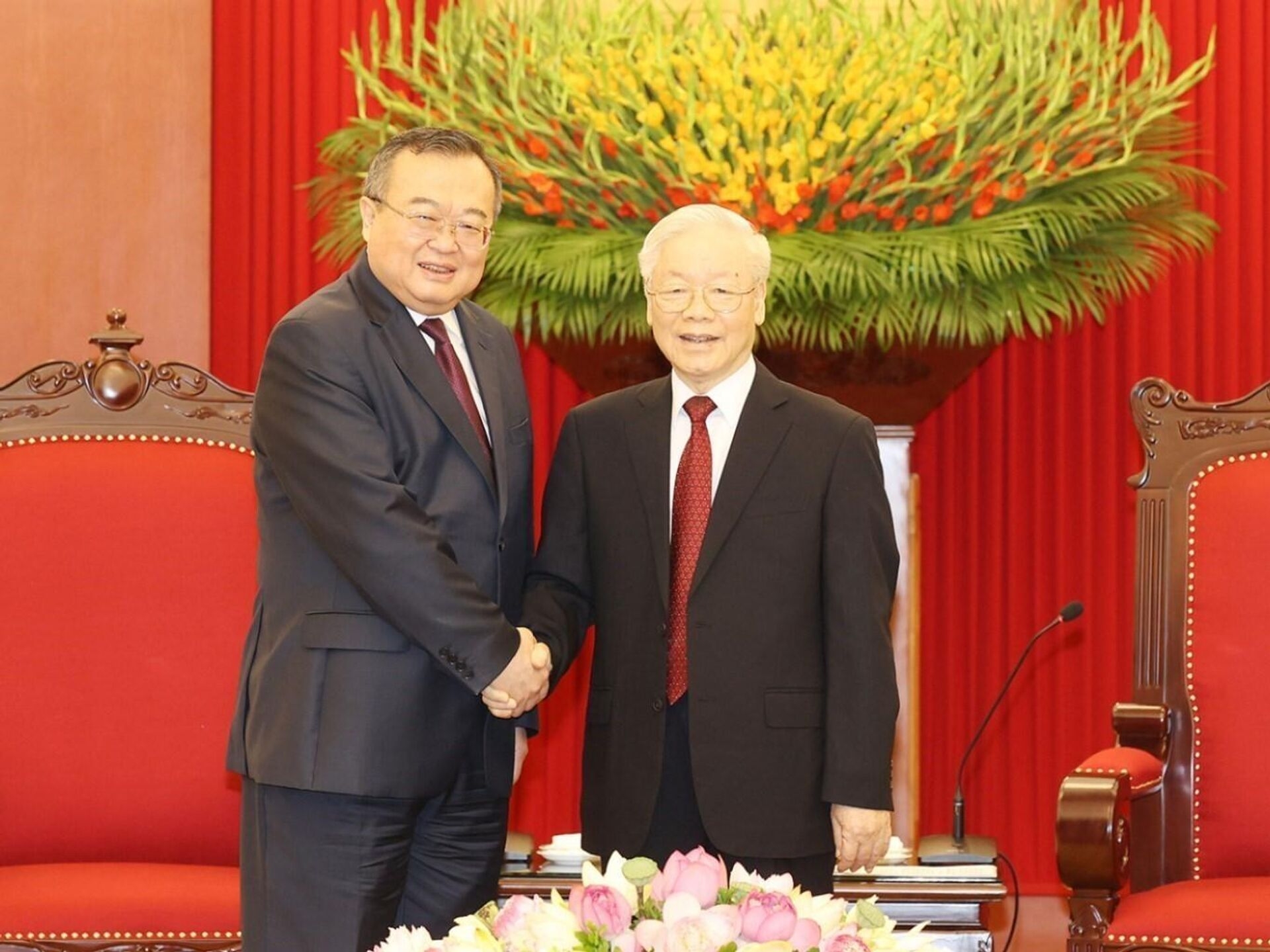 越共中央总书记阮富仲会见中共中央对外联络部部长刘建超。