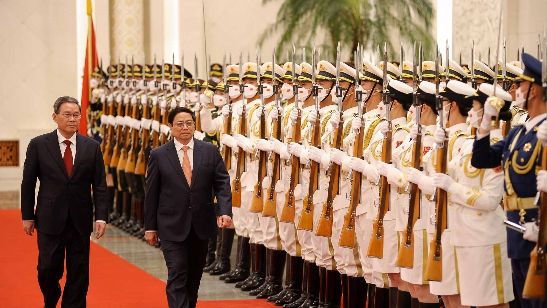 中国国务院总理李强6月26日上午在人民大会堂举行仪式，欢迎越南政府总理范明正和越南高级代表团对中国进行正式访问。