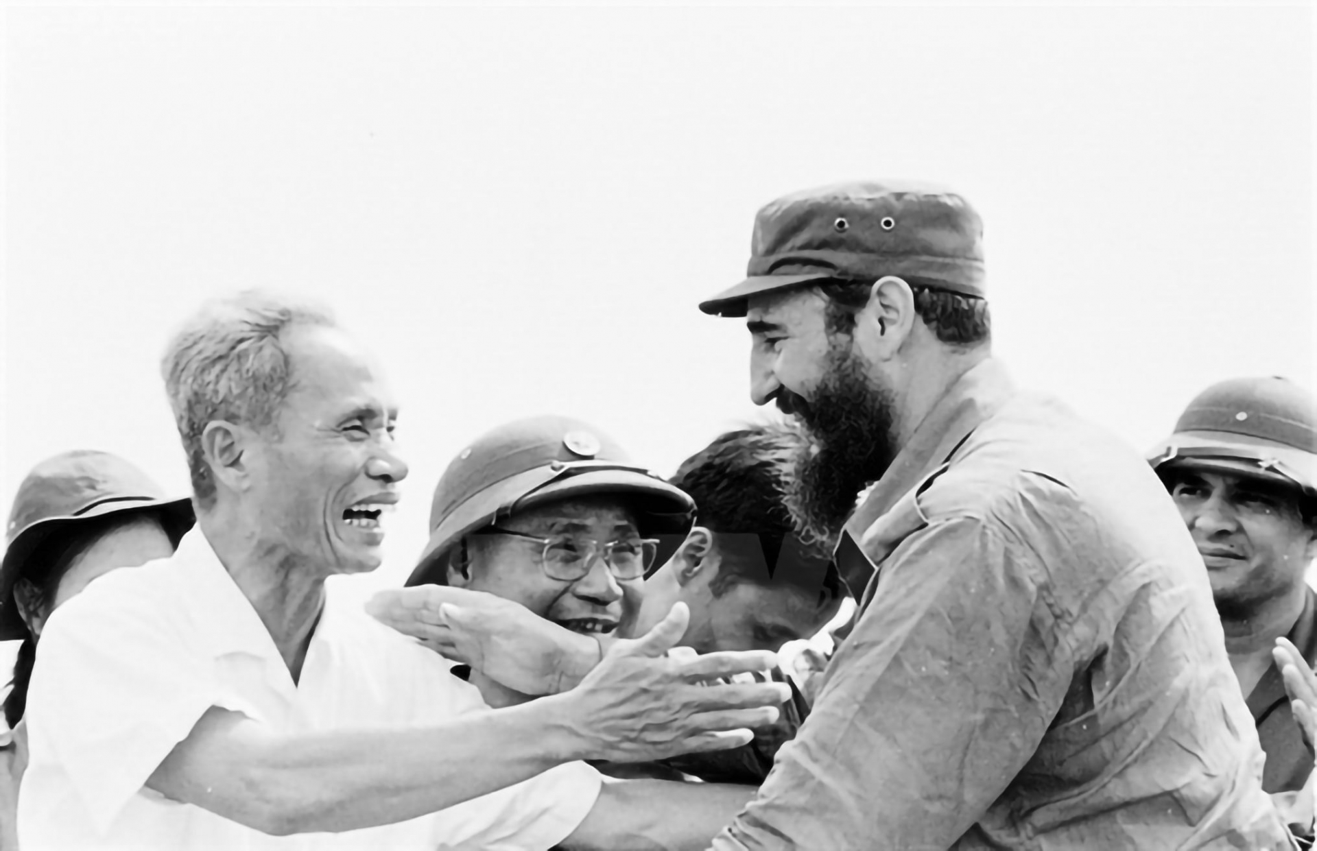 1973年9月15日，范文同总理欢迎菲德尔·卡斯特罗同志参观广治省越南南方解放区。
