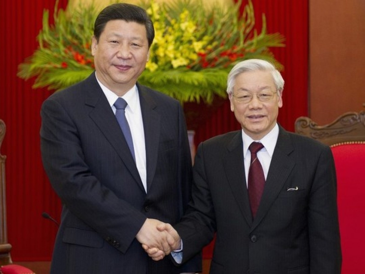 越共中央总书记、国家主席阮富仲（右）与中共中央总书记、国家主席习近平。