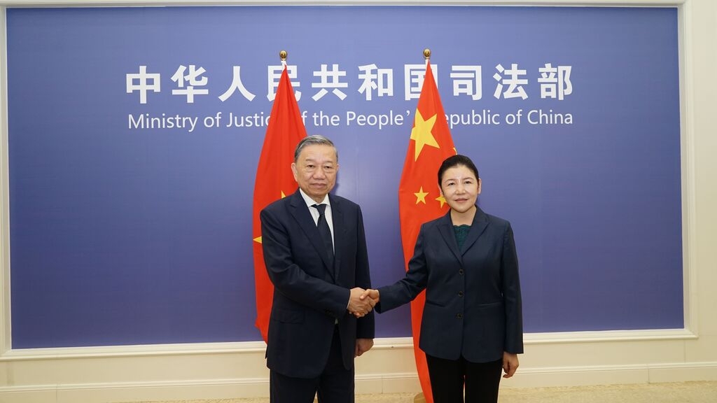 苏林大将会见了中共中央政法委员会委员、中国司法部部长贺荣。