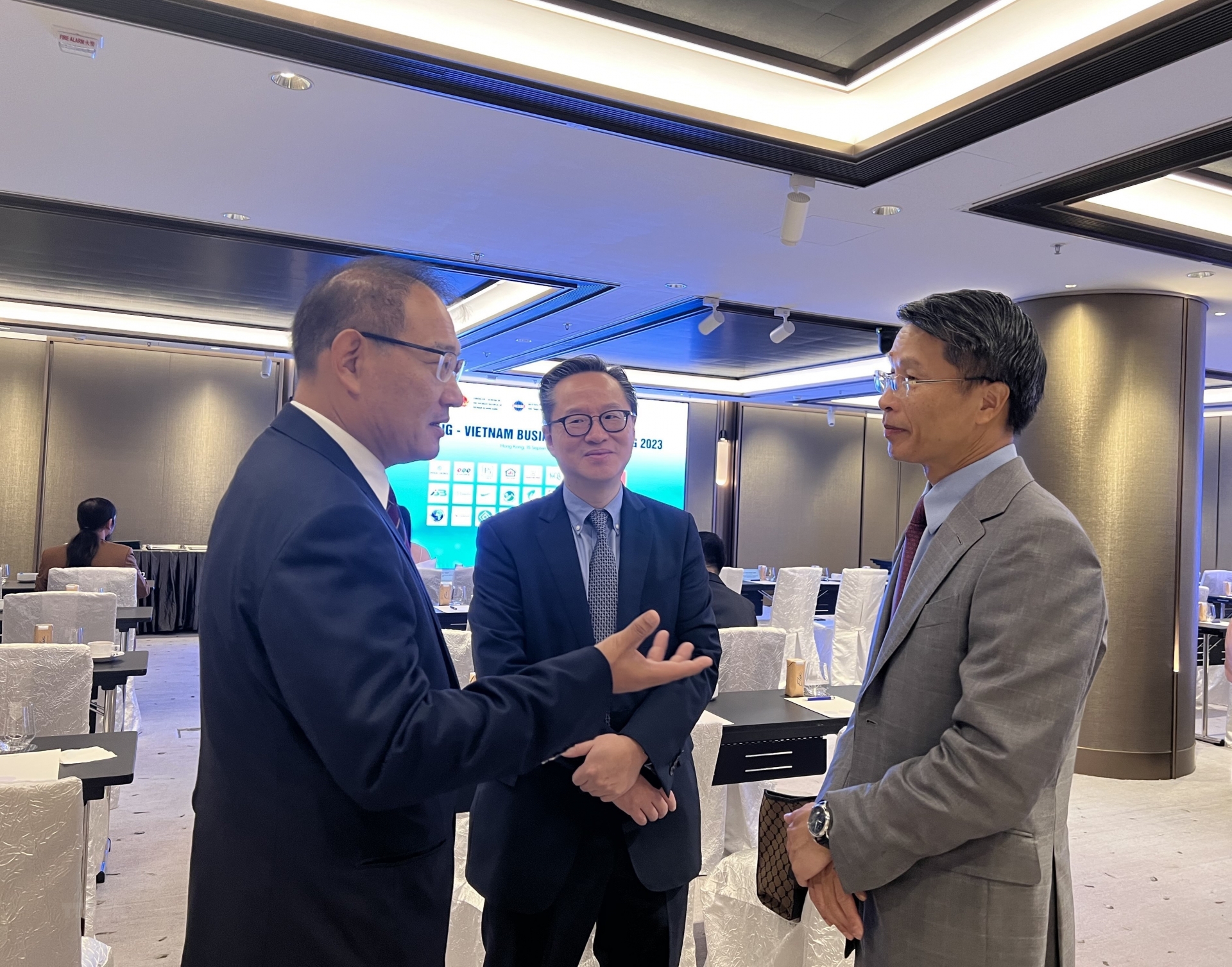 越南驻香港总领事范平谈（右）同与会代表交谈。