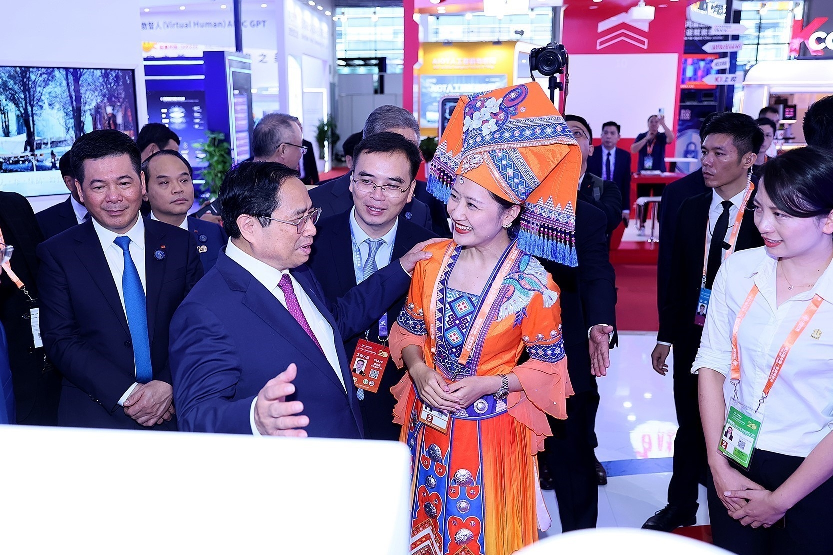 越南政府总理范明政参观越南和中国的展区。