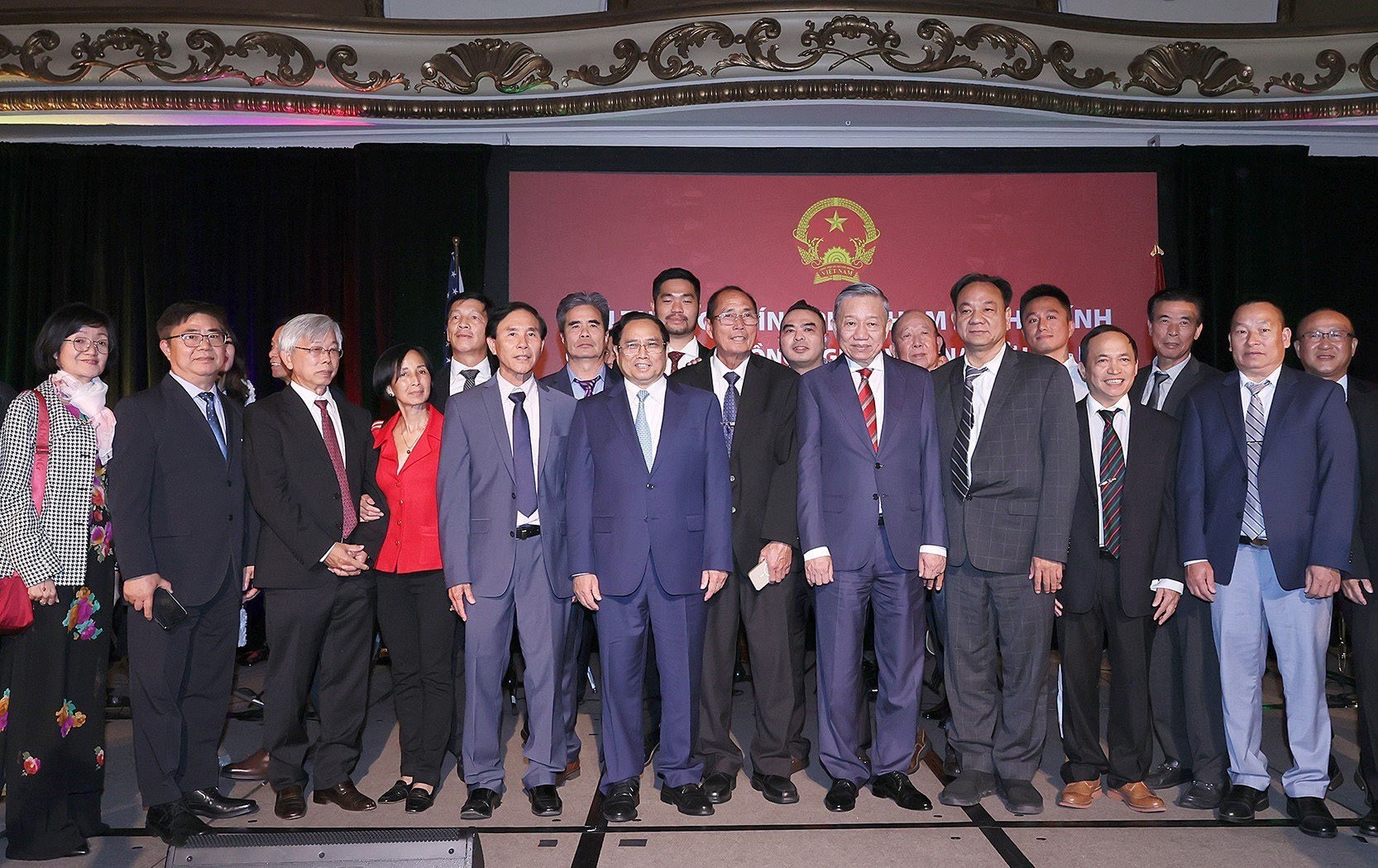 范明政总理与旅居美国越南人代表合影。