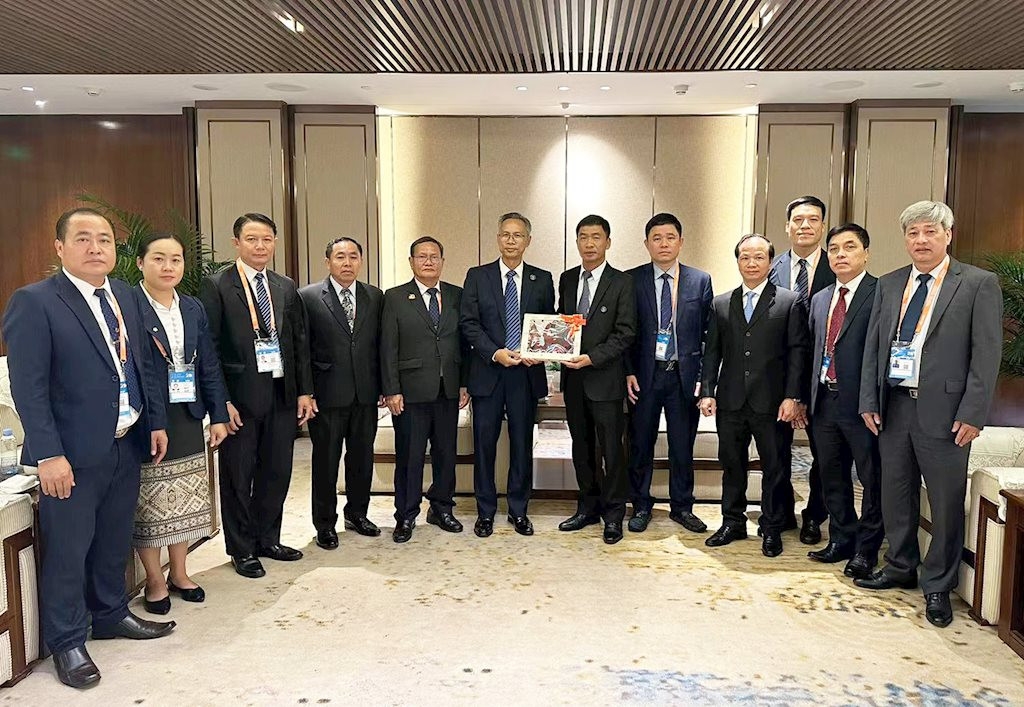 越南最高人民检察院代表团与老挝最高人民检察院代表团举行双边会晤。