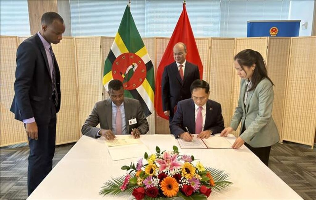 越南外交部长裴青山与多米尼克外交、国际商务、贸易和能源部长文斯·亨德森签署互免签证协定。