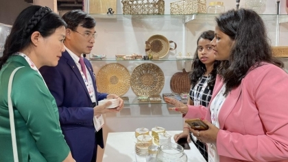 国际游客在印度举行的贸易促进活动参观越南展位