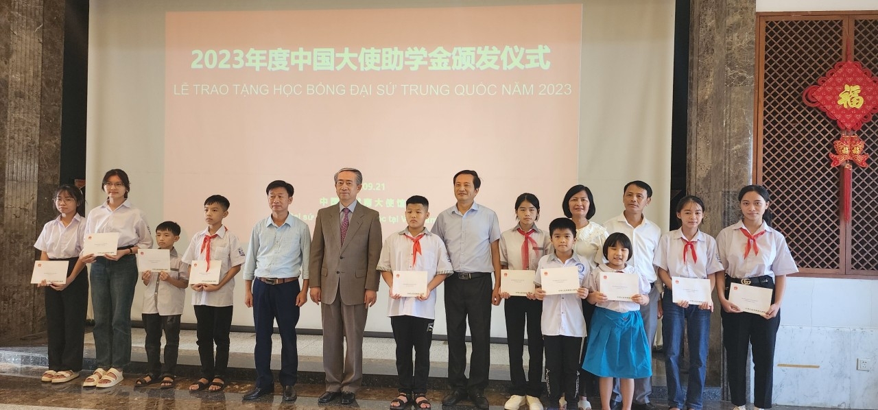 北江省优秀学生获得中国大使馆奖学金。
