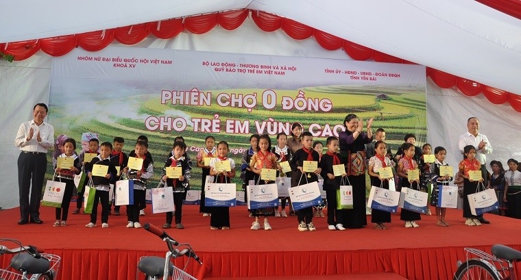 9月23日下午，越南儿童基金会为安沛省穆庚寨县高帕社的儿童举办了“零越南盾”的市场的活动。 该活动是在越南第十五届国会女代表小组以及安沛省省委、人民议会、人民委员会和国会代表团的协调下而实施的。越南安沛省穆庚寨（Mù Cang Chải）县和文振(Văn Chấn)县的近1,000名贫困儿童通过金额为100万越南盾的代金券形式获得了礼物。礼物总金额超过十亿越南盾。为高原儿童的“零越南盾”的市场的活动以及向安沛省贫困儿童赠送礼物的总金额超过61亿越南盾。特别是，在该活动框架内，组委会为贫困学生颁发了120份奖学金，每份奖学金金额为100万越南盾，赠送 50 辆自行车，每辆金额为175万 越南盾。组委会还资助40亿越南盾建设和改造两个项目，其中包括：穆庚寨县花惠幼儿园教室和  文振县民族寄宿中学学生宿舍。