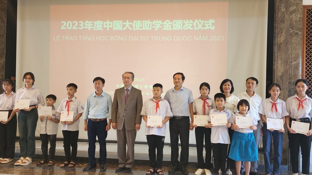 中国驻越南大使馆向4个省份的120名学生颁发奖学金
