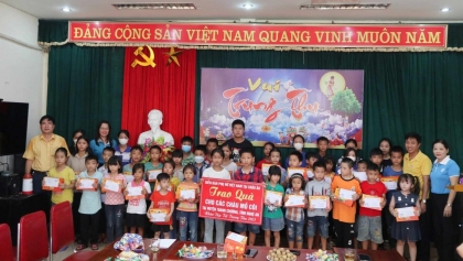 欧洲越南妇女论坛向孤儿赠送礼物