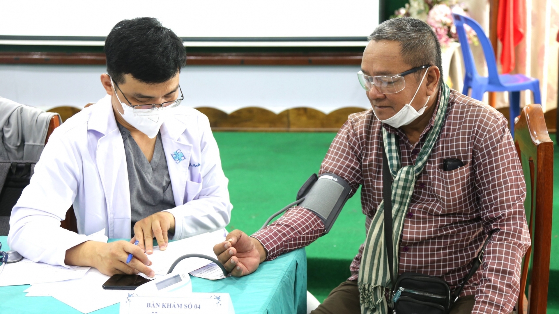 为贫困柬埔寨人民和越裔柬埔寨人开展义诊、送上药品和慰问品
