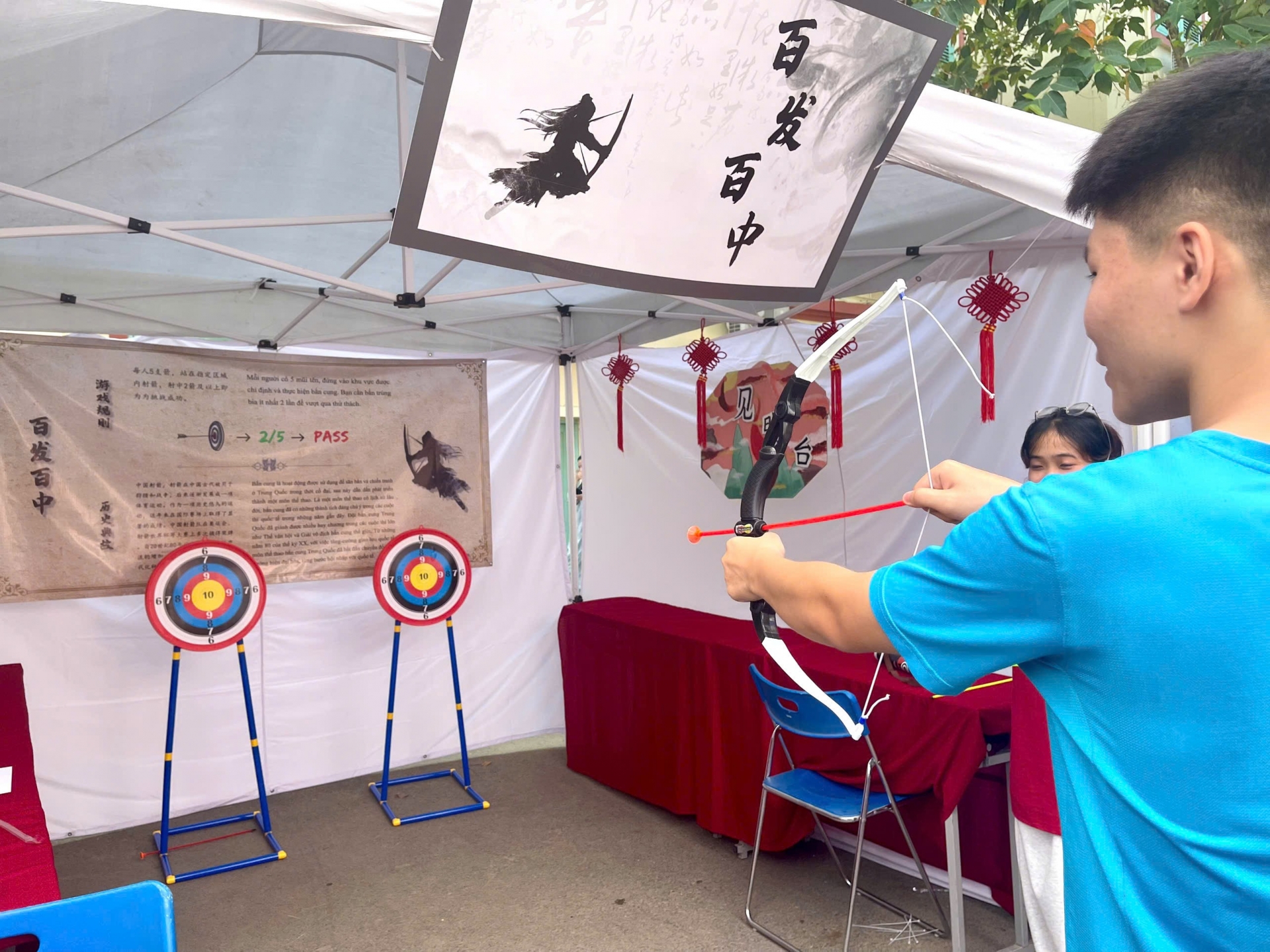 越南学生在河内大学体验中国文化