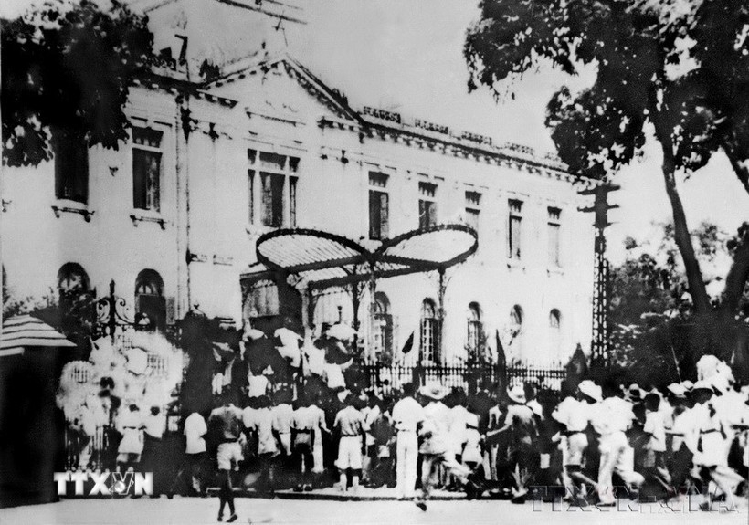 1945年8月19日，在大剧院广场举行集会后，首都群众攻占了北圻府——法国殖民当局在北圻的统治中枢。八月革命是一段重要的历史课，开启了越南历史的新纪元——越南人民当家作主、掌握自己命运的时代。（图片：越通社）