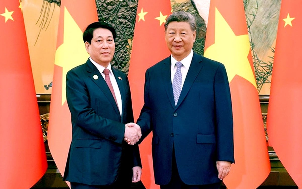 越南国家主席梁强与中共中央总书记、国家主席习近平亲切握手。