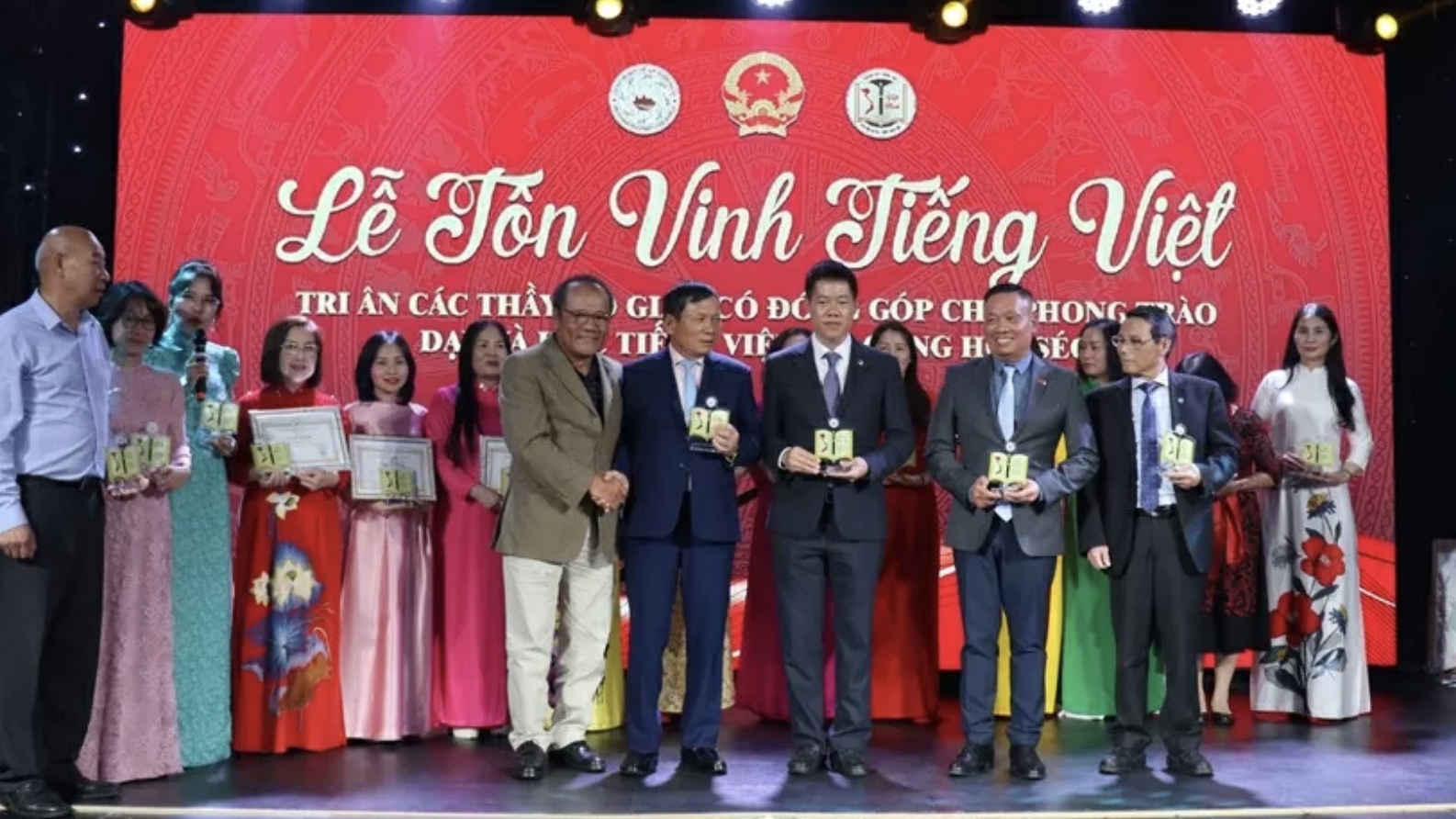 2025年越南语颂扬比赛：传播对家乡的爱和越南价值观