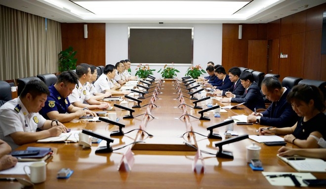 近日，越南公安部消防与救援警察局与中国国家消防救援局就深化消防与救援领域合作迈出重要一步。越南公安部消防与救援警察局局长阮俊英中将率领的工作代表团，赴北京与中方同行进行了富有成效的访问和工作会议。此次访问的核心内容是落实此前签署的关于消防与救援领域应急响应的谅解备忘录。 在北京，阮俊英中将一行首先与中国国家消防救援局下属的北京市消防救援总队举行了会谈。阮中将对总队在保障“反法西斯战争胜利80周年”这一中国乃至北京的重大活动期间，所展现出的卓越消防安全保障能力表示祝贺。他同时提出，希望北京市消防救援总队能与越南河内市公安消防与救援警察处以及胡志明市公安消防与救援警察处尽快实现工作代表团互访，从而推动在消防与救援方面的深度合作，共同维护两国大城市的消防安全。北京市消防救援总队总队长吴振阔同志热情接待了越方代表团，并详细介绍了总队先进的消防与救援指挥调度中心，表达了与越南省级消防与救援机构建立合作关系、交流经验的强烈愿望。 随后，在与中国国家消防救援局的正式工作会议中，阮俊英中将对中方的周到接待表示感谢，并强调此次会议是双方交流经验、促进两国安全稳定与经济社会发展的宝贵契机。为使合作更具深度，阮中将建议双方在局层面保持并定期开展合作，加强信息互通，分享消防与救援的标准、规范及认证等法律法规，并推动在队伍建设、能力提升以及科技合作和社会资源应用等方面的协同，以适应两国实际情况。中国国家消防救援局副局长宋树汉同志对越方代表团的到来表示欢迎，并指出此次会议将为落实两国公安部和应急管理部领导指示的合作内容奠定坚实基础。双方均强调，面对经济社会发展带来的潜在火灾爆炸风险，两国消防与救援管理机构的紧密合作，将有助于有效遏制灾情，保障民生，并促进经济社会持续发展。 在访问北京消防学院期间，学院代表向越方介绍了其办学规模、组织架构和培训项目，并表示学院正积极寻求与国际伙伴的合作，共同应对全球紧急情况。阮俊英中将建议学院加强与越南消防大学和越南公安部消防与救援警察局的合作，共同开展消防与救援领域的短期、中期和长期专业培训项目，以全面提升两国消防与救援干部队伍的专业素养。