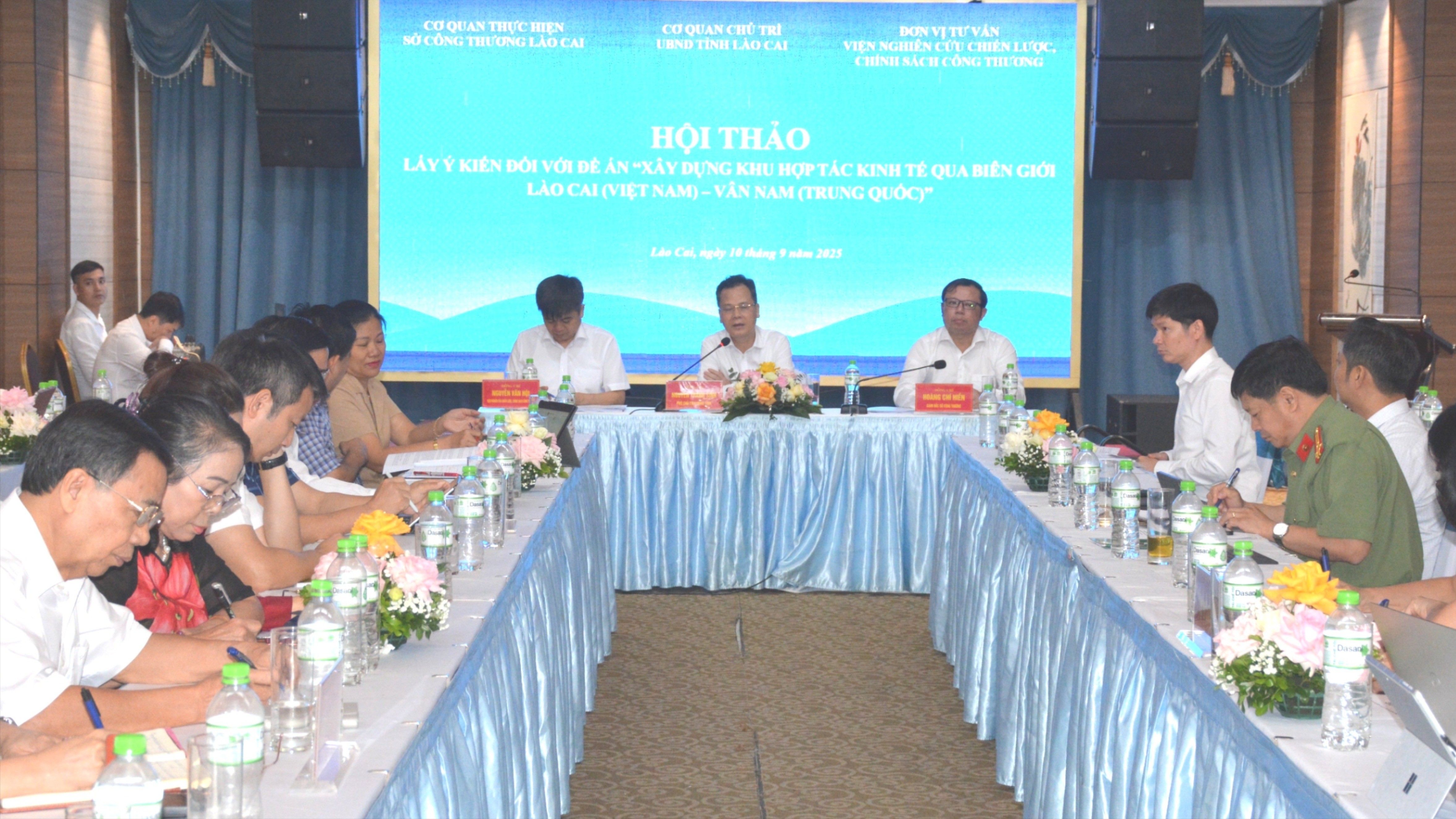 9月10日上午,老街省人民委员会与越南工贸部工贸政策战略研究院在老街省联合举办了“老街(越南)—云南(中国)跨境经济合作区建设方案”研讨会。老街省人民委员会副主席阮成生同志、工贸厅领导及工贸政策战略研究院领导共同主持会议,老街省各厅局负责人、省企业协会、青年企业家协会、旅游协会以及从事进出口、物流、旅游、工业生产和高科技农业的企业代表参加。阮成生副主席在开幕式上强调,建设跨境经济合作区不仅是落实党和国家战略、将老街打造为连接越南与东盟及中国西南地区经济贸易中心的重要举措,也是越中合作协议的具体体现。尽管老街与云南合作频繁,但尚缺乏统一法律框架和正式合作模式,难以实现可持续发展。方案草案提出,到2030年,该合作区将成为具有区域和国际竞争力的现代物流、自由贸易、投资与创新中心,预计年进出口总额达150亿至200亿美元,吸引5万至7万劳动力,创造3万个直接就业岗位。合作区将连接海防—沥县港及ICD内陆集装箱系统,降低物流成本。与会代表围绕财政、预算、税收、土地、海关等机制提出了许多建设性意见,并建议建立跨部门协调机制和特殊政策体系,确保合作区有效运作。闭幕式上,阮成生副主席高度评价代表们的意见,并要求工贸厅与相关部门抓紧完善方案,尽快提交省委常委会和政府审议。他强调,老街省将以最大决心推动合作区建设,力争将其打造成示范模式和新的增长极,为把老街建设成为区域与国际贸易交流中心贡献力量。 9月10日上午,老街省人民委员会与越南工贸部工贸政策战略研究院在老街省联合举办了“老街(越南)—云南(中国)跨境经济合作区建设方案”研讨会。老街省人民委员会副主席阮成生同志、工贸厅领导及工贸政策战略研究院领导共同主持会议,老街省各厅局负责人、省企业协会、青年企业家协会、旅游协会以及从事进出口、物流、旅游、工业生产和高科技农业的企业代表参加。阮成生副主席在开幕式上强调,建设跨境经济合作区不仅是落实党和国家战略、将老街打造为连接越南与东盟及中国西南地区经济贸易中心的重要举措,也是越中合作协议的具体体现。尽管老街与云南合作频繁,但尚缺乏统一法律框架和正式合作模式,难以实现可持续发展。方案草案提出,到2030年,该合作区将成为具有区域和国际竞争力的现代物流、自由贸易、投资与创新中心,预计年进出口总额达150亿至200亿美元,吸引5万至7万劳动力,创造3万个直接就业岗位。合作区将连接海防—沥县港及ICD内陆集装箱系统,降低物流成本。与会代表围绕财政、预算、税收、土地、海关等机制提出了许多建设性意见,并建议建立跨部门协调机制和特殊政策体系,确保合作区有效运作。闭幕式上,阮成生副主席高度评价代表们的意见,并要求工贸厅与相关部门抓紧完善方案,尽快提交省委常委会和政府审议。他强调,老街省将以最大决心推动合作区建设,力争将其打造成示范模式和新的增长极,为把老街建设成为区域与国际贸易交流中心贡献力量。