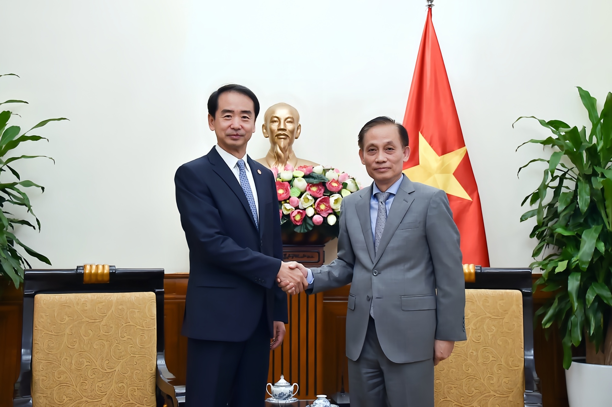 越共中央书记处书记、外交部代部长黎怀忠会见中国驻越南大使何炜