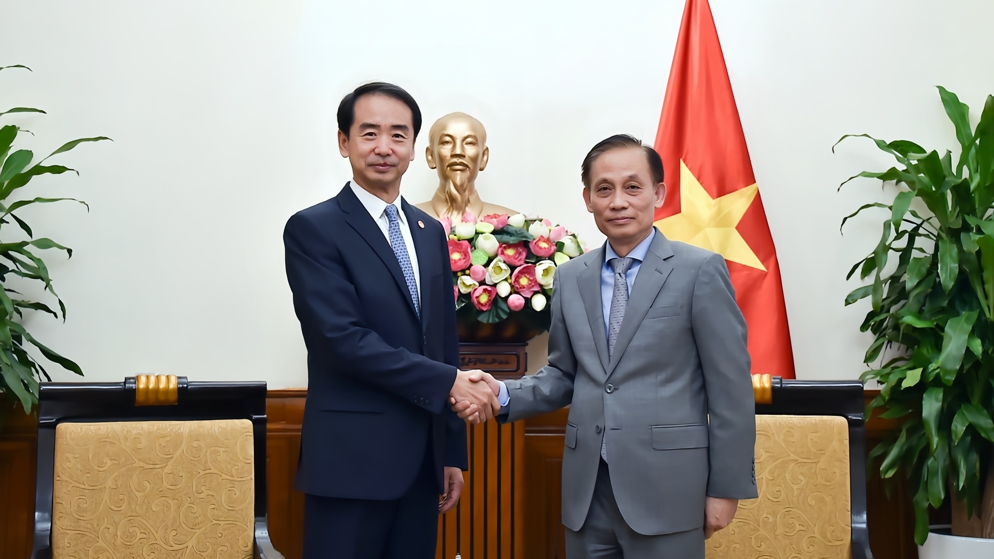 越南外交部代部长黎怀忠会见中国驻越南大使何炜