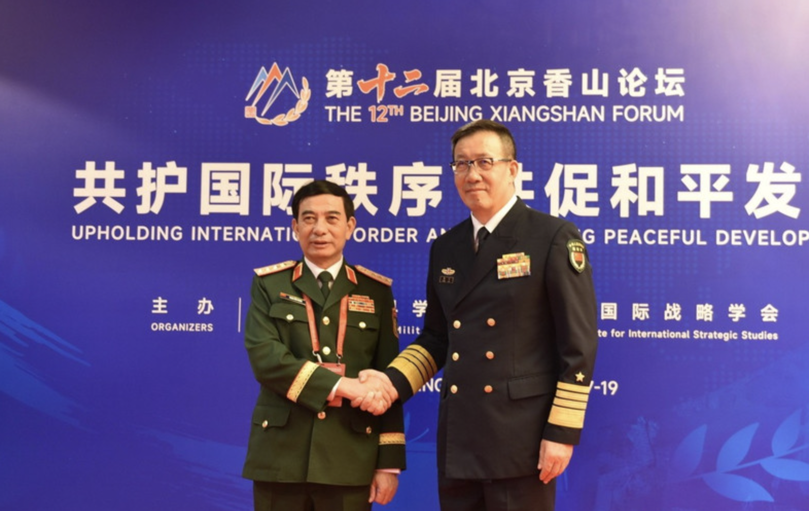 国防部长潘文江大将与中国国防部长董军上将。