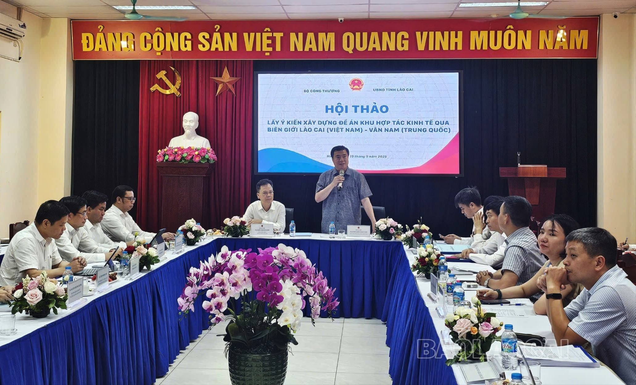 2023年9月19日下午，越南工贸部在战略与政策研究院举行了“中越老街-云南跨境经济合作区构想研讨会”。研讨会由越南工贸部副部长阮生日新（Nguyễn Sinh Nhật Tân）同志与老街省人民委员会副主席阮成生（Nguyễn Thành Sinh）同志共同主持，旨在为建立老街（越南）-云南（中国）跨境经济合作区的提案征求意见。 此提案基于越南政治局关于北部山区和中部地区经济社会发展及国防安全保障的第11-NQ/TW号决议。与会代表高度评价该提案的重要性，认为其将促进越南深入融入国际，有效利用自由贸易协定，并深化越中全面战略合作伙伴关系。 代表们强调，该合作区将成为激发昆明-老街-河内-海防经济走廊潜力的“助推器”，尤其是在老街-河内-海防高速铁路建成后，有助于实现老街作为“增长极、连接中心”的角色。 提案核心目标是发挥老街的独特优势和文化价值，为当地人民创造富裕生活，并吸引大规模、高科技投资项目，形成完整的本地价值链，提高农产品和矿产品价值。 阮成生同志在会上感谢中央及各部委对老街的关注，并强调老街作为越中边境重要省份的战略地位。他指出，在国际经济一体化背景下，发展跨境经济合作区是普遍趋势，老街期望获得专家对可行性、优势及挑战的深入分析，以完善模型，确保经济效益与国家主权安全并重。