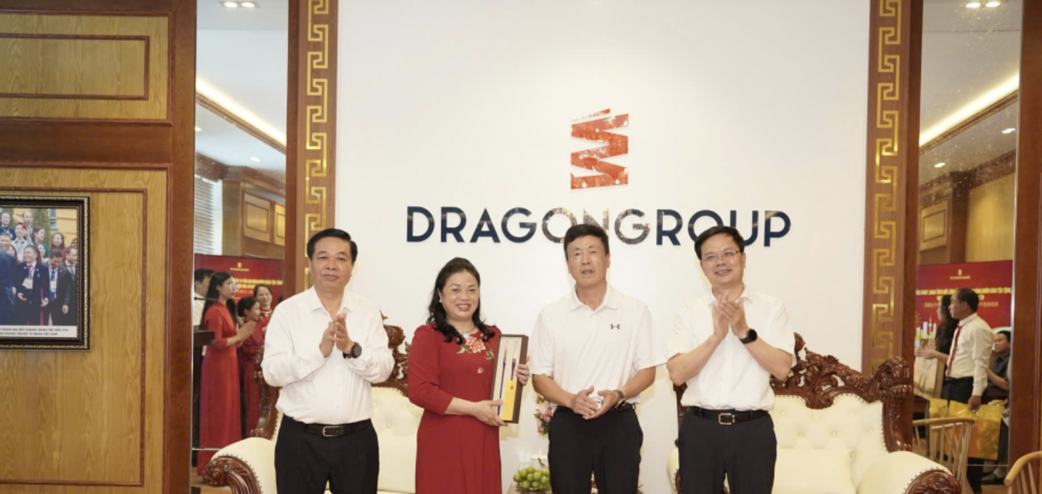 9月20日上午，中国浙江省湖州市市委副书记、市长连昆明率领代表团，对Thang Long – Dragon Group下属的DragonTextiles 2有限公司进行了考察访问。兴安省省委常委、省人民委员会常务副主席阮光兴同志出席了此次工作会议。 据Thang Long – Dragon Group领导介绍，该公司目前主要在工业建设、商业服务和房地产三大领域开展业务，在全国多个省市拥有高效实施的项目。该企业已成功与湖州Mizuda集团旗下的Wangneng环境股份有限公司合作，在泰瑞乡投资建设垃圾焚烧发电厂项目，并代理销售中国品牌汽车。垃圾焚烧发电厂项目总投资6200万美元，计划于2025年6月开工，预计2026年第四季度投入运营，设计处理能力至少为每天600吨生活垃圾，发电能力为15兆瓦。 阮光兴副主席在工作会议上致辞，对兴安省与湖州市在初期合作中取得的成果表示欢迎、肯定和高度评价。他表示，兴安省在合并后拥有诸多有利条件，正成为国内外投资者的热门目的地。他建议双方继续配合，推动垃圾焚烧发电项目早日投入运营。 连昆明市长对兴安省近期取得的全面发展印象深刻并表示高度赞赏。他简要介绍了湖州市，称其是长三角地区14个重点城市之一，高科技工业发展强劲，为浙江省成为中国东部地区经济龙头之一发挥了重要作用。他强调，湖州市将为当地企业继续在兴安省合作投资创造最有利的条件，从而进一步巩固两地之间的友好团结，并为越中全面战略合作伙伴关系做出积极贡献。