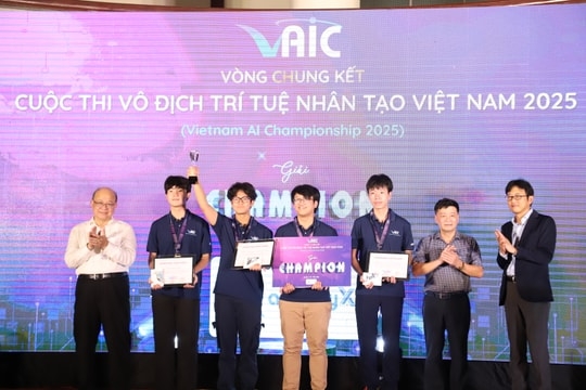 9月21日，2025年越南人工智能锦标赛（Vietnam AI Championship 2025，简称VAIC 2025）颁奖典礼在河内理工大学隆重举行。这是越南首个面向高中生的国家级人工智能（AI）赛事，其发起背景是AI正日益成为塑造未来发展的核心技术。该赛事由全球越南裔科学家和AI专家社群倡议、组织和领导，并于7月20日正式启动，由aidemyX公司联合河内理工大学人工智能研究与应用学院（AI4LIFE）、RIVA研究院和数学高级研究院共同承办。 河内理工大学校长黄决胜副教授、博士在颁奖典礼上发表讲话，他表示希望能够进一步开展人才培养、发展和储备工作，这亦符合党和政府的方针政策。黄决胜副教授、博士指出，发现、吸引、培养和发展人才是越南实现强劲崛起的重要途径。一个国家若想实现可持续发展，就必须拥有一支人才队伍。这种潜力需要从学生时代开始激发，培养他们的热情、奉献精神和发展渴望。为此，需要开展切实有效的活动来吸引高中生，激发他们学习和创造的兴趣。 VAIC 2025不仅是一个学术性、创新性的非营利平台，更是高中生系统性接触AI领域的先行一步。比赛的独特之处在于，试题设计紧密结合实际问题，采用真实数据，从而鼓励学生发展批判性思维、创新能力以及利用现代AI模型解决实际问题的技能。比赛不侧重于要求学生成为专业的程序员，而是强调解决方案的思维能力、模型创新能力以及与技术协作的能力，这正符合新时代AI的应用精神。 VAIC 2025吸引了来自9个省市31所高中和初中的137名学生参赛。经过在线初赛选拔，来自31个团队的104名优秀选手于9月19日至21日在河内理工大学AI4LIFE学院参加了决赛。最终，河内阿姆斯特丹重点高中（Hanoi-Amsterdam High School for the Gifted）的 Phạm Nguyễn Đăng Huy、陈顺孝（Trần Thuận Hiếu）、阮登松林（Nguyễn Đăng Tùng Lâm）和陈志安（Trần Chí An）四位同学组成的团队荣获冠军奖杯。