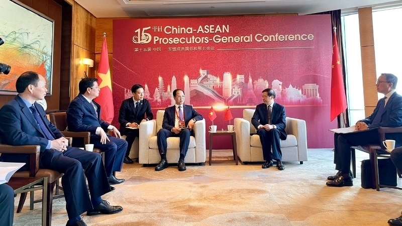 最高人民检察院副检察长陈海君与中国最高人民检察院检察长应勇举行双边会谈