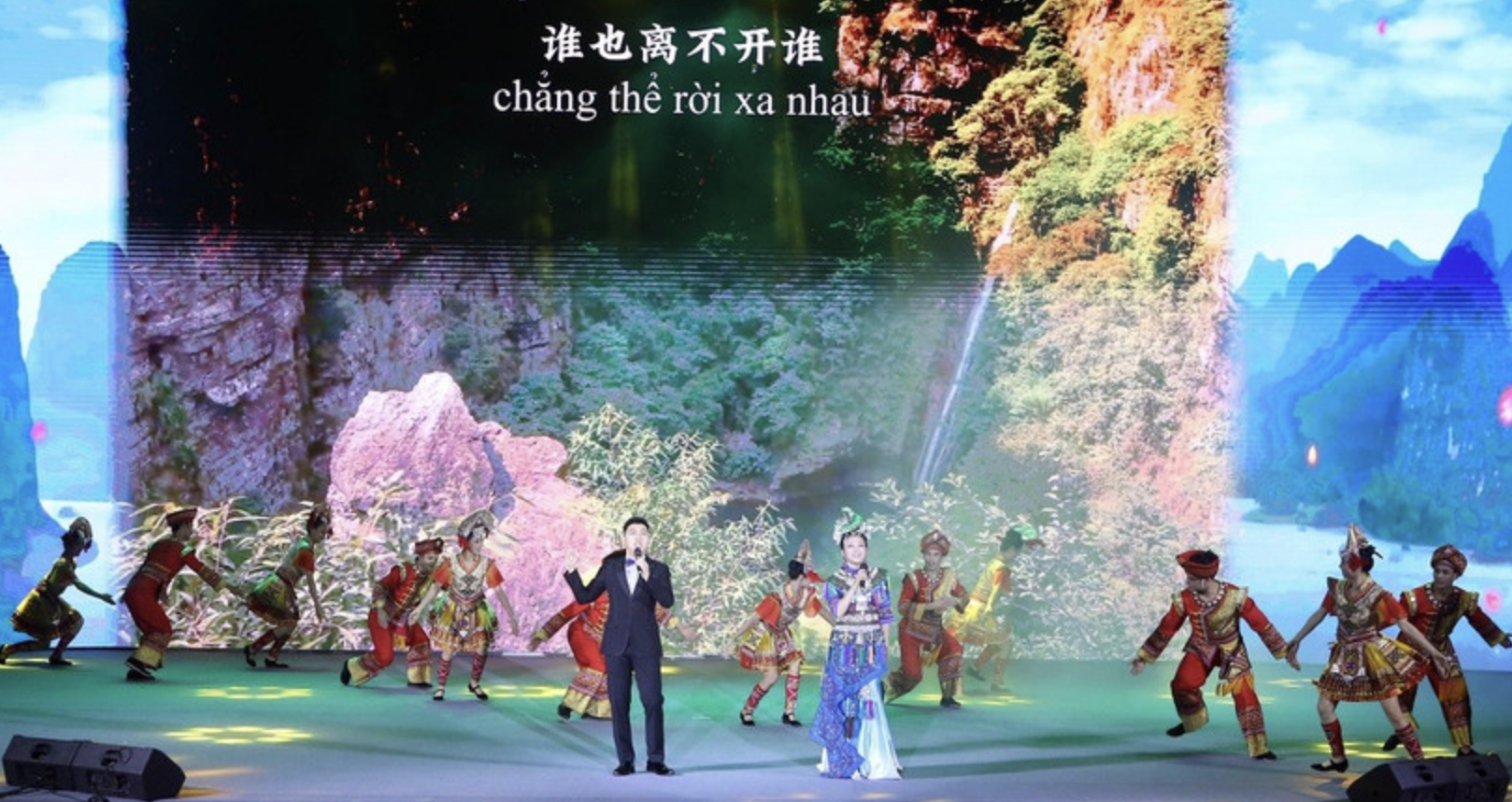 “中越一家亲 天涯共此时”文艺晚会在岘港市举行。