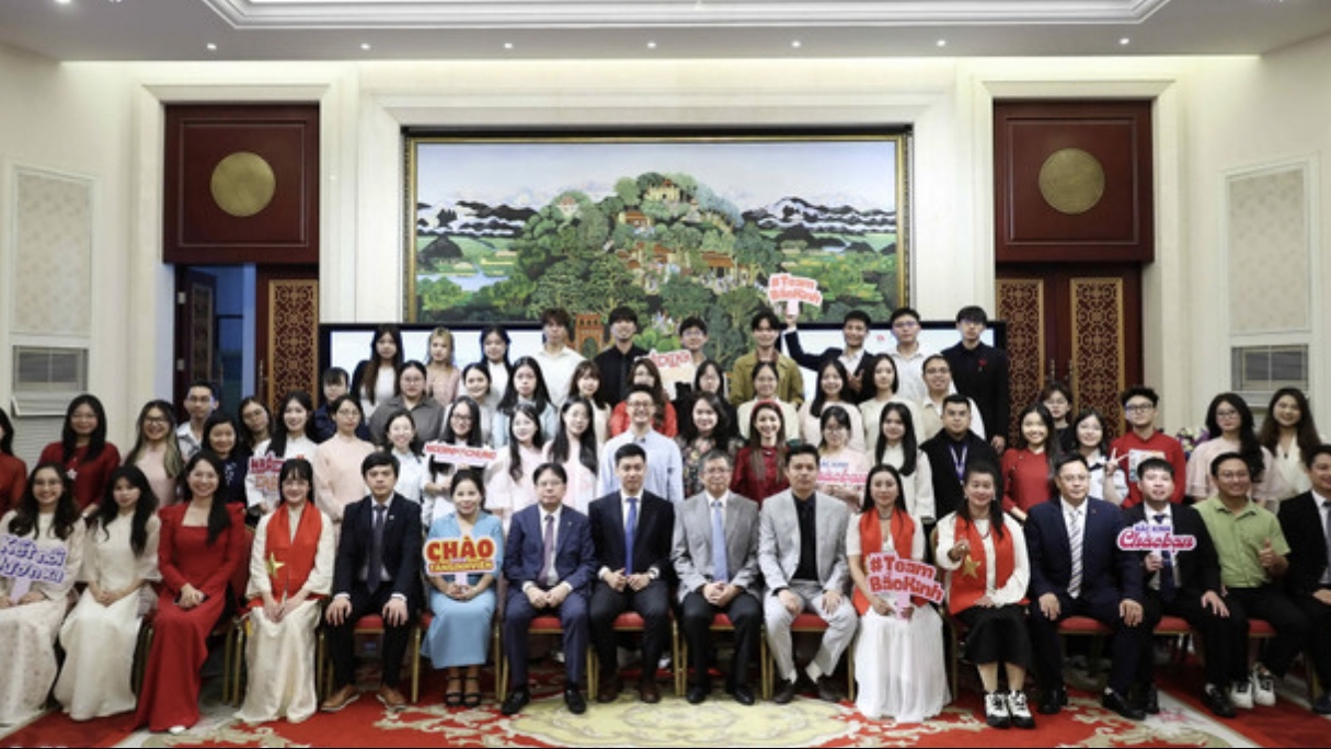 携手发展国家，巩固越中友谊