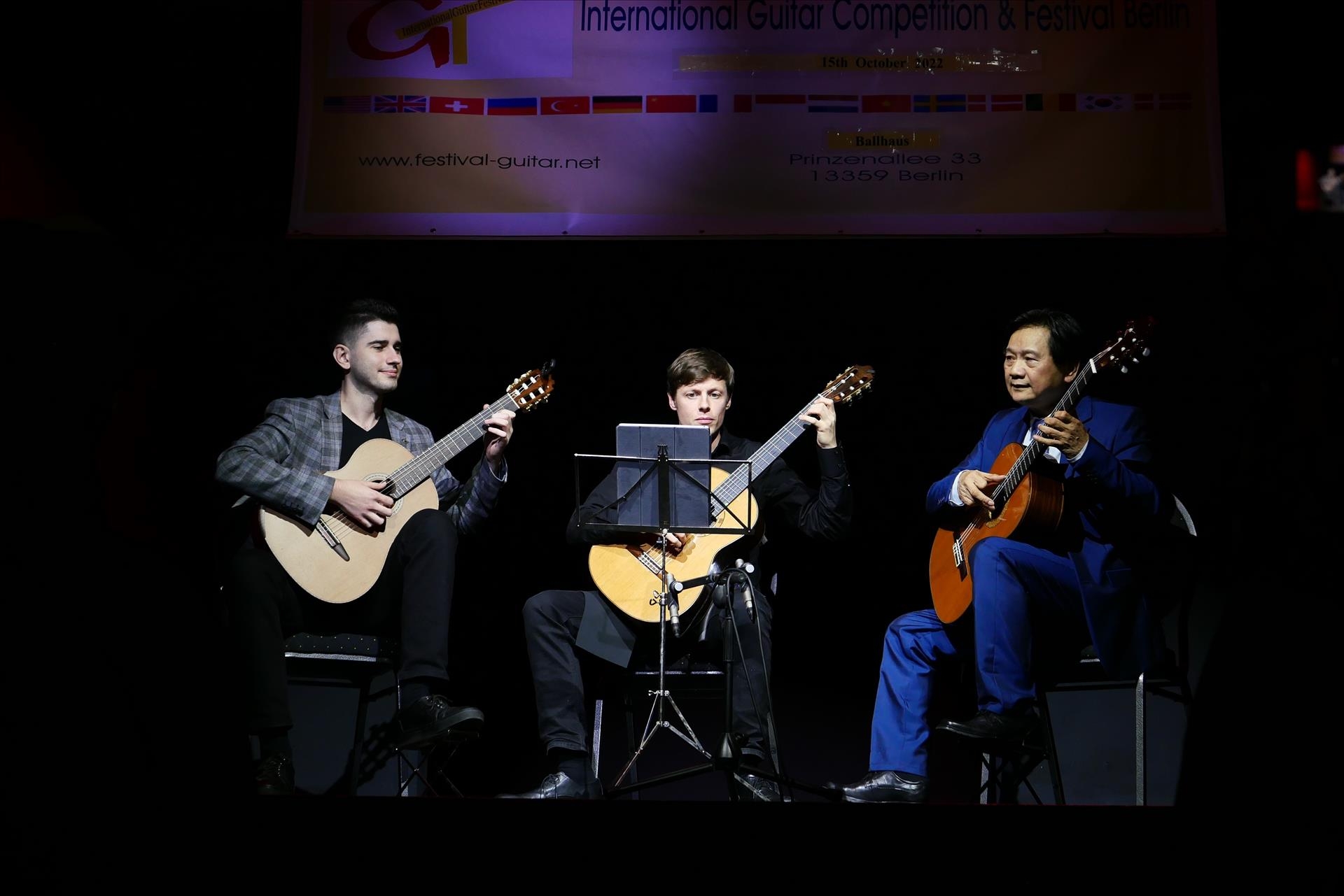 越南音乐家邓玉龙的表演节目。图自越通社