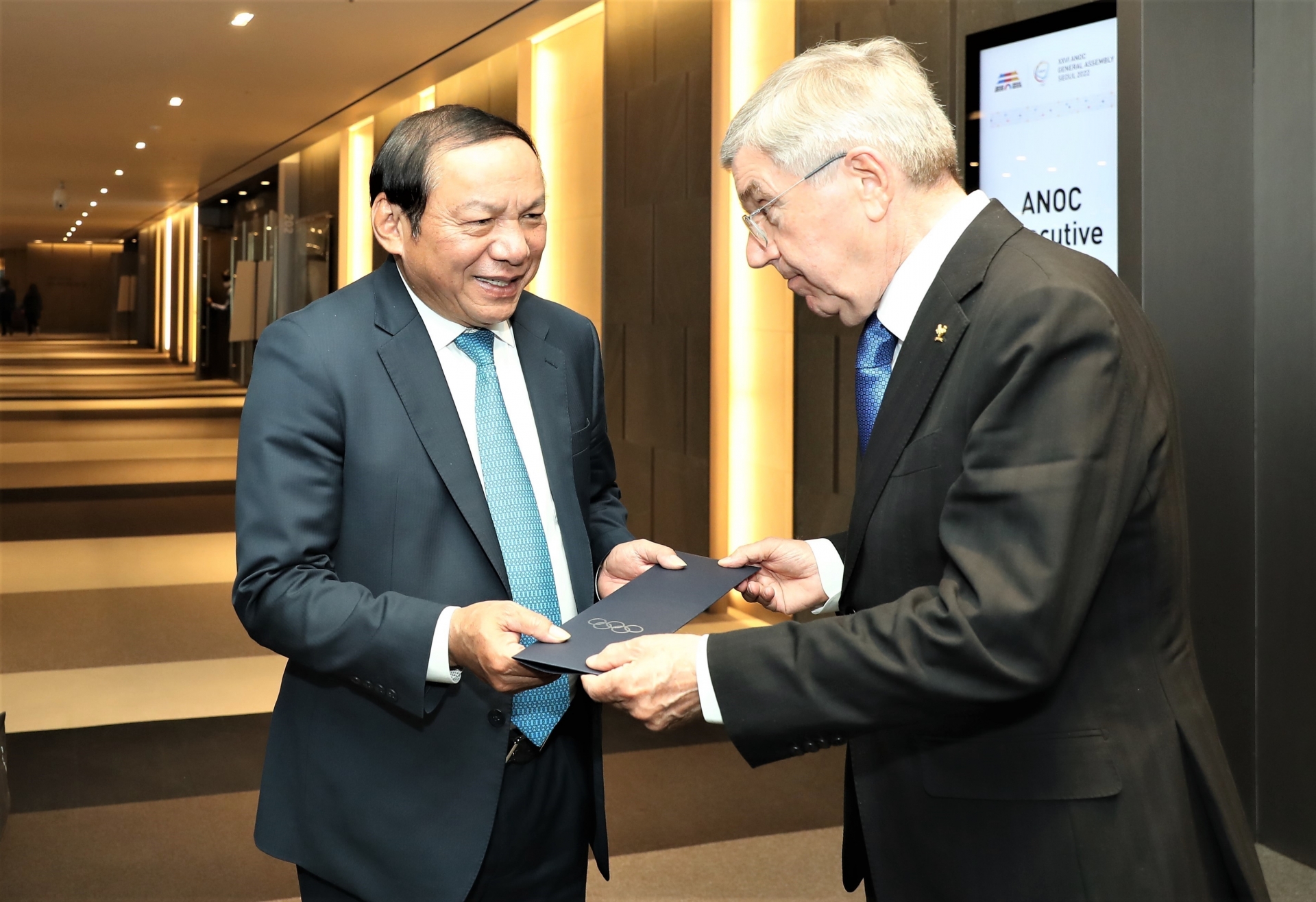 越南文化体育与旅游部部长、越南奥委会主席阮文雄（左）在首尔会见了国际奥委会（IOC）主席托马斯·巴赫。图自越通社