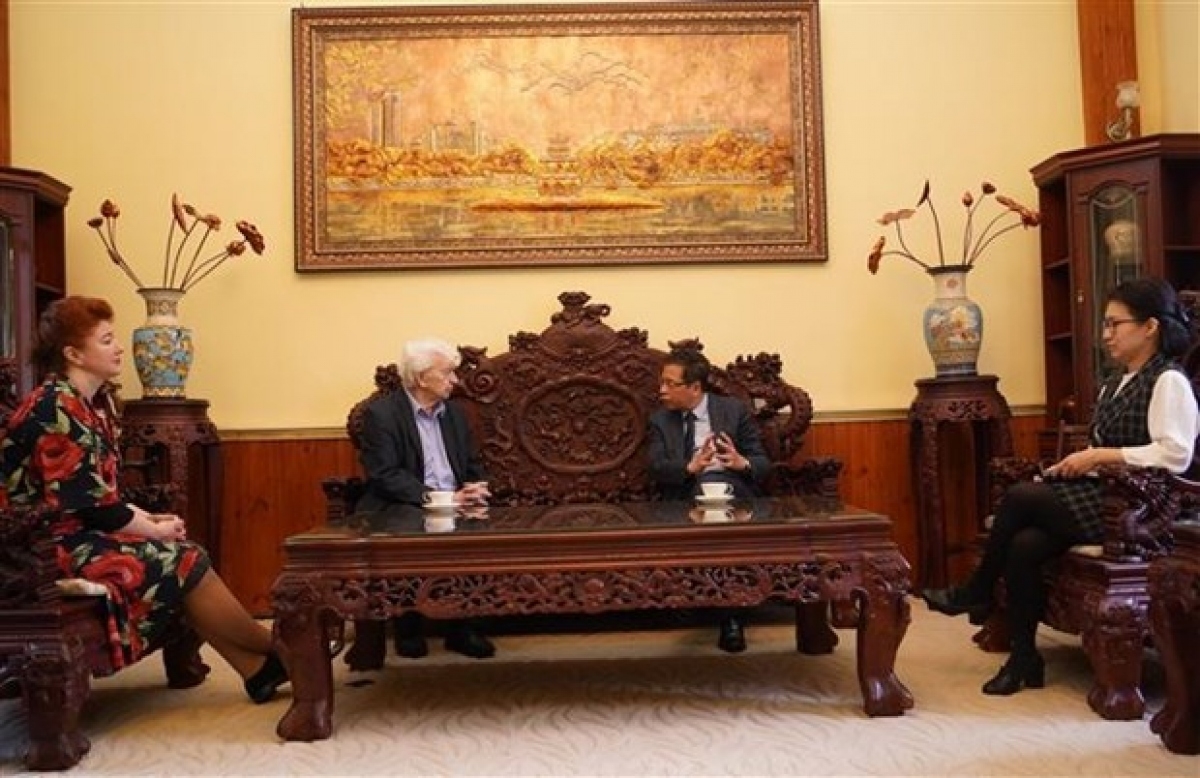 越南驻俄罗斯特命全权大使邓明魁会见俄罗斯越南学资深学者叶夫盖尼·科比列夫。图自越通社