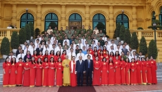 越南国家主席阮春福会见永隆省先进模范代表团