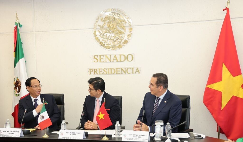 陈光方在墨西哥参议院与参议院第一副议长弗洛雷斯举行会谈。