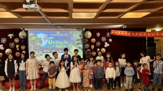 中秋节活动吸引众多旅居法国越南儿童参加