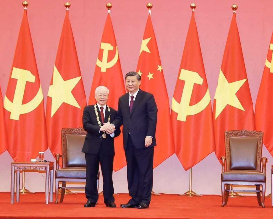 附图：越共中央总书记阮富仲和中国国家主席习近平。