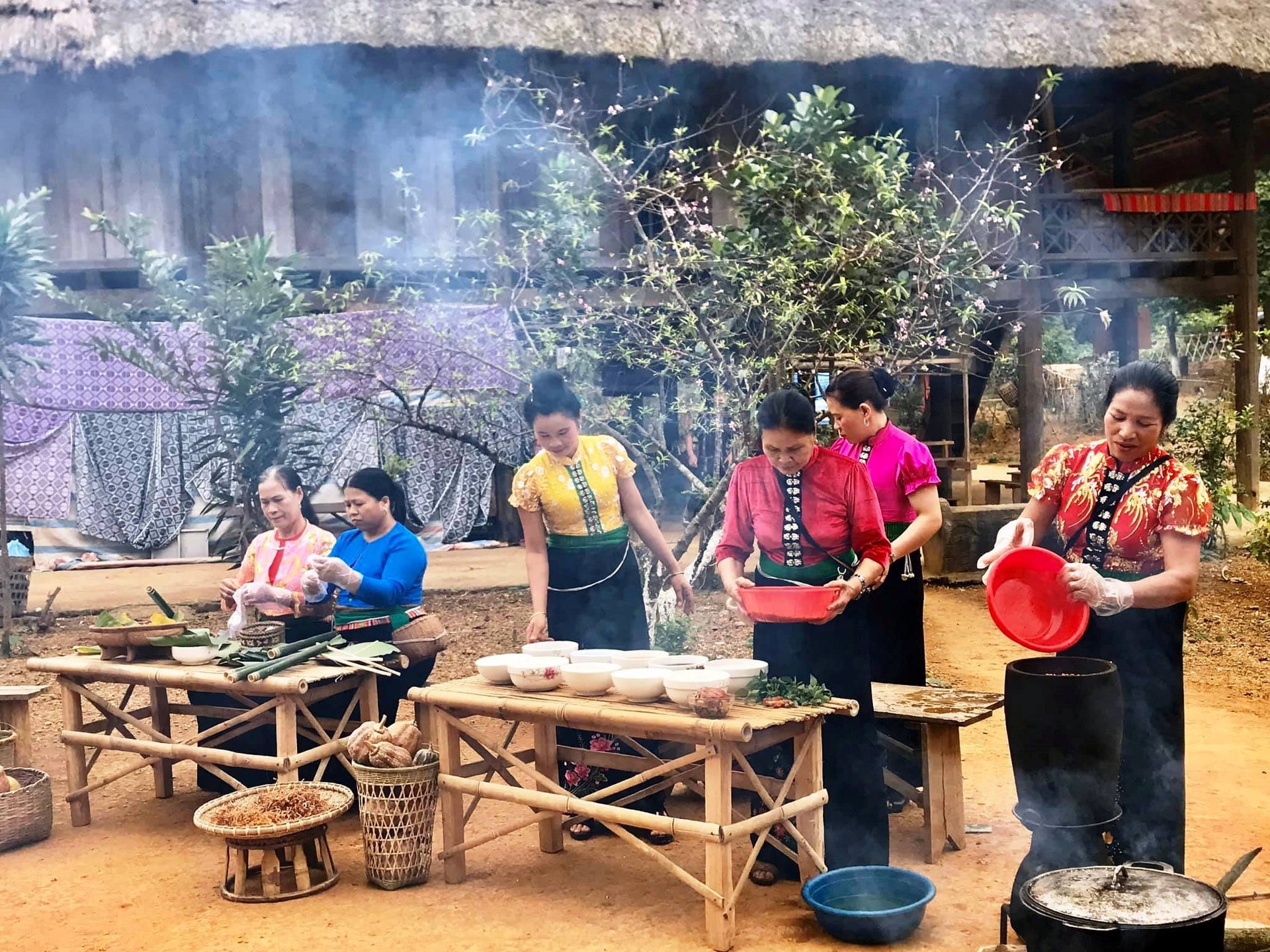 来越南各民族文化旅游村探索民族美食。