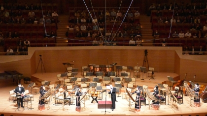 日本观众欢迎“梦想乐团”艺术表演活动