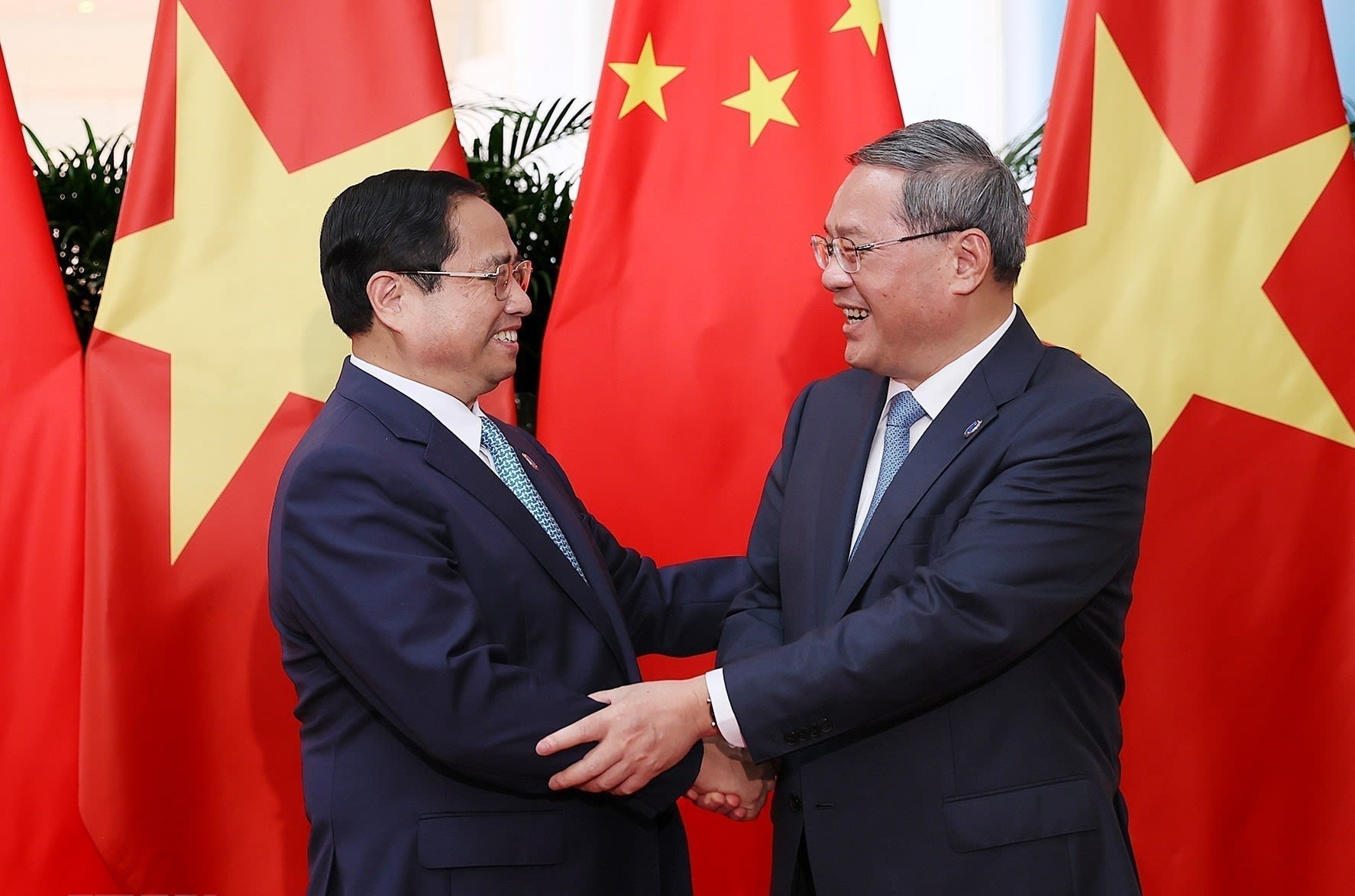 越南政府总理范明正和中国国务院总理李强。