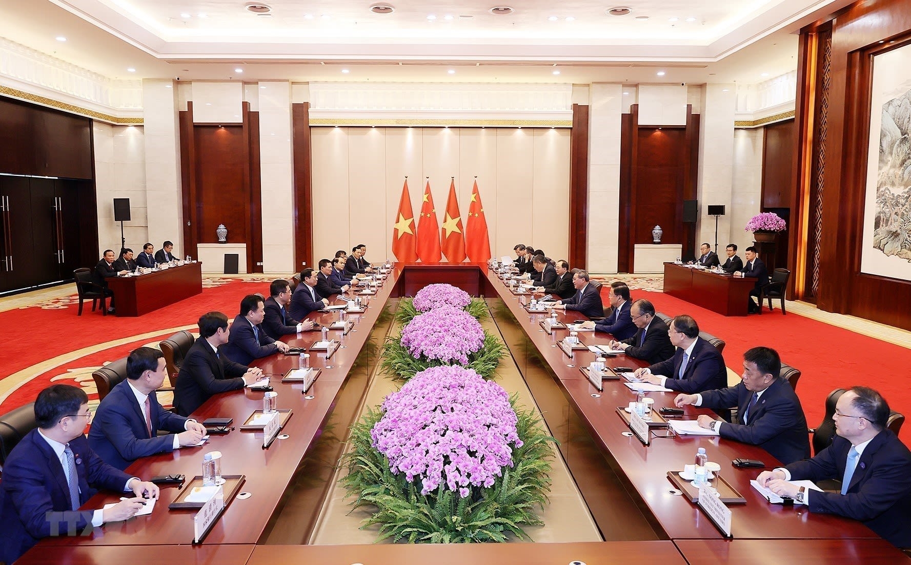 范明正总理和中国国务院总理李强会谈场景。